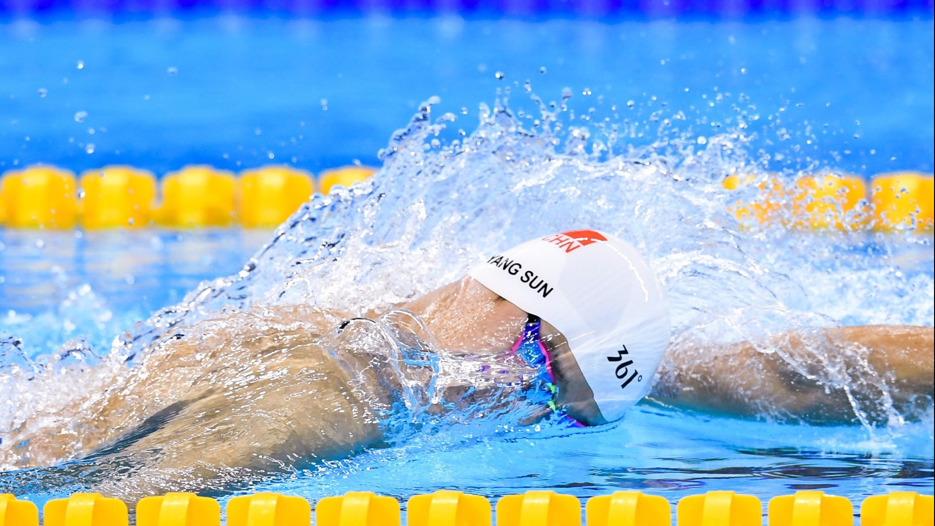 维斯塔潘绝地反击点燃赛场，法拉利策略逆转红牛二队